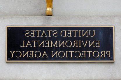 FILE PHOTO: Signage is seen at the headquarters of the United States Environmental 保护ion Agency (EPA) in Washington, D.C., U.S.2021年5月10日. REUTERS/Andrew Kelly/File Photo